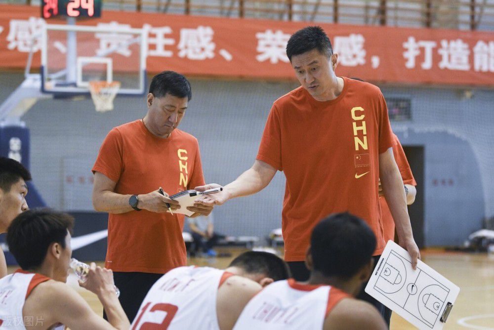 一帮退休的罪犯在伦敦的珠宝区实行了一路重年夜掳掠案。